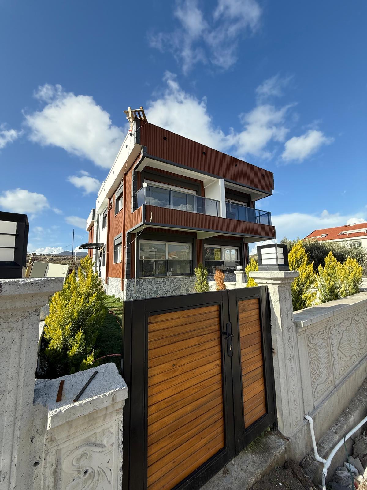 Çandarlıda Denize 700 m Mesafede 4+1 Lüks Tripleks Villa